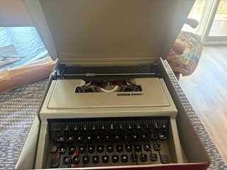 Máquina de escribir Olivetti Dora