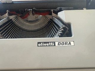 Máquina de escribir Olivetti Dora
