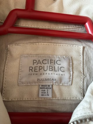 Cazadora worker Pull and Bear beige tejido grueso