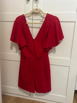 Mono corto rojo con volantes