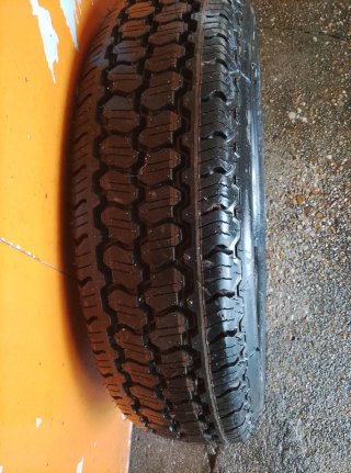 Neumáticos 175/75 R16 Marca continental.