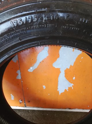 Neumáticos 175/75 R16 Marca continental.