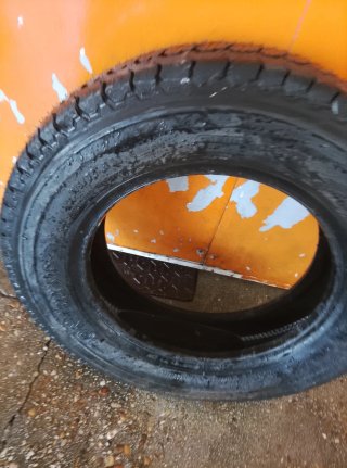 Neumáticos 175/75 R16 Marca continental.