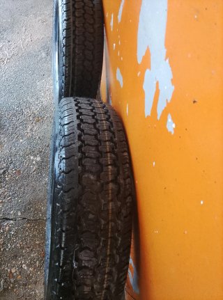 Neumáticos 175/75 R16 Marca continental.