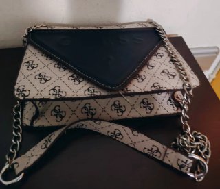 Bandolera Guess Monogram Beige y Negra