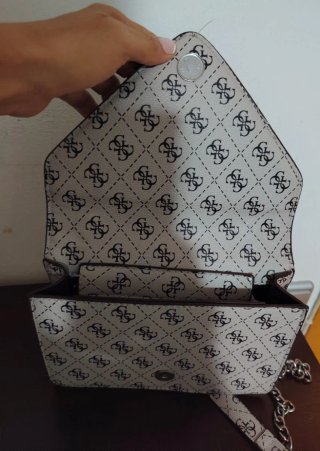 Bandolera Guess Monogram Beige y Negra