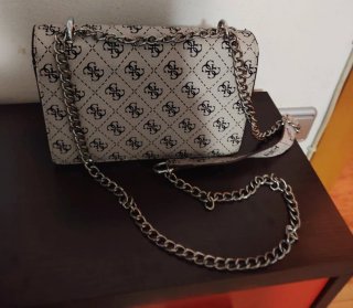 Bandolera Guess Monogram Beige y Negra