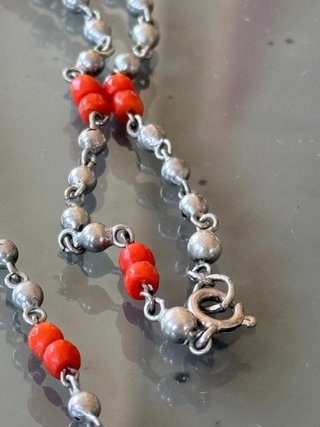 Catenina vintage metallo argentato e corallo