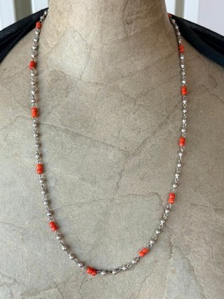 Catenina vintage metallo argentato e corallo