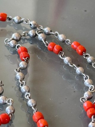 Catenina vintage metallo argentato e corallo