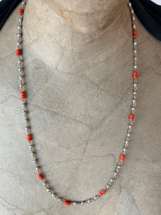 Catenina vintage metallo argentato e corallo