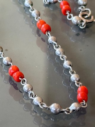 Catenina vintage metallo argentato e corallo