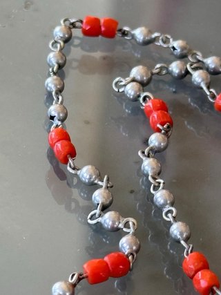 Catenina vintage metallo argentato e corallo