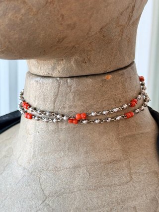 Catenina vintage metallo argentato e corallo