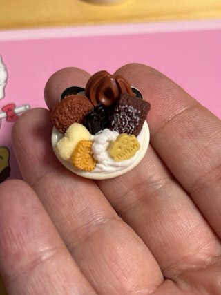 Imanes de crema con galletas y dulces