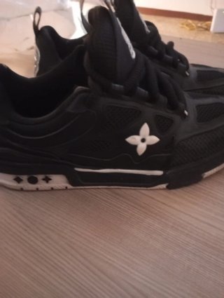 Scarpe nere e bianche