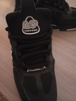 Scarpe nere e bianche