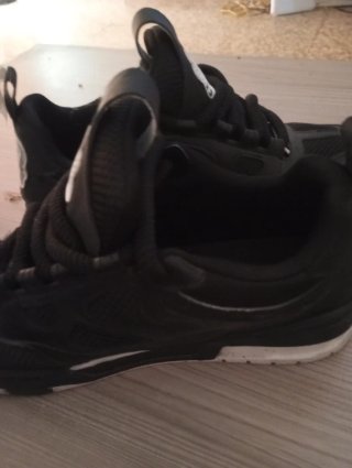 Scarpe nere e bianche