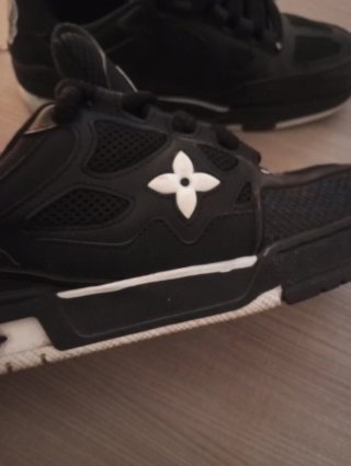 Scarpe nere e bianche