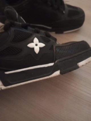 Scarpe nere e bianche