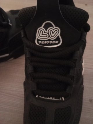 Scarpe nere e bianche