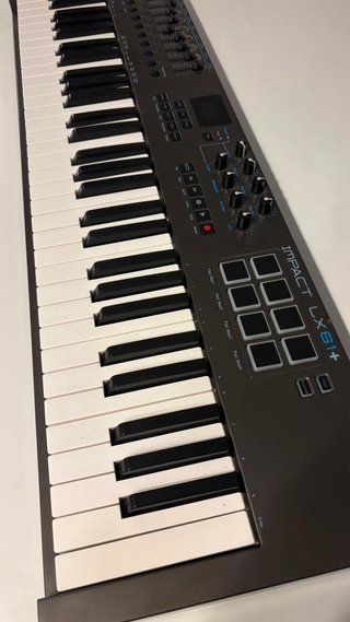 Teclado Controlador USB MIDI Nektar Impact LX61+