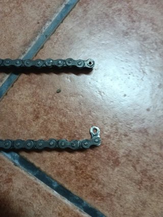 Cadena de moto gris