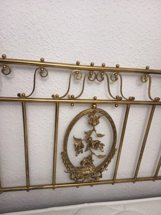 Cabecero de cama antiguo dorado Con 2 mesitas
