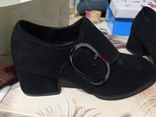 Zapatillas negras con hebilla