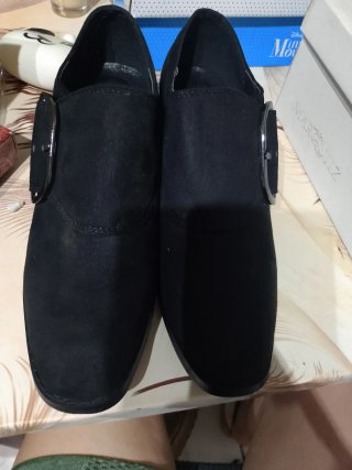 Zapatillas negras con hebilla