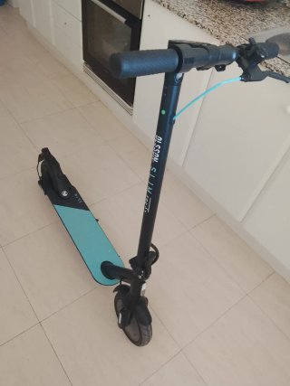 Patinete eléctrico color azul