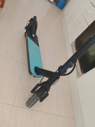 Patinete eléctrico color azul