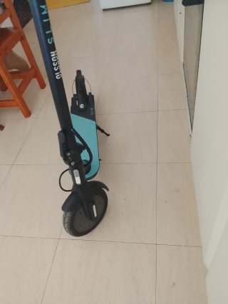 Patinete eléctrico color azul
