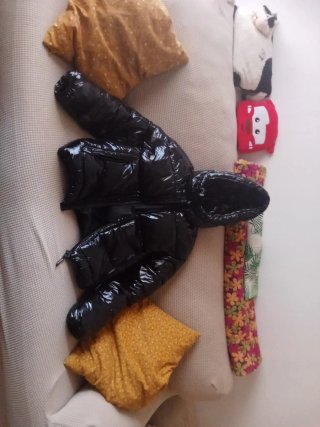 Plumífero negro brillante