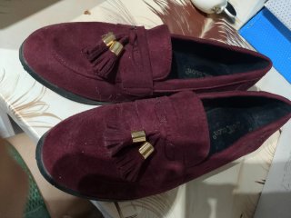 Zapatillas de ante burdeos con flecos
