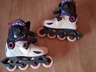 Patines en línea y protecciones.