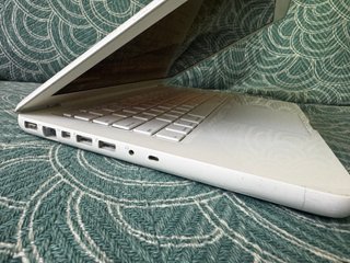 Apple MacBook - 13" Intel Core 2 Duo - 4/250GB