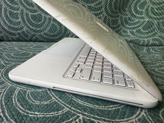 Apple MacBook - 13" Intel Core 2 Duo - 4/250GB