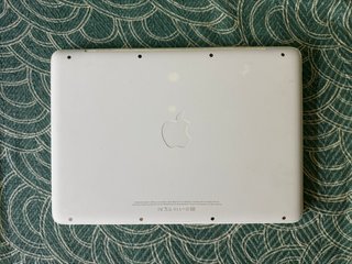 Apple MacBook - 13" Intel Core 2 Duo - 4/250GB