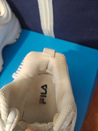 Zapatillas Fila Mujer Blancas y Plateadas
