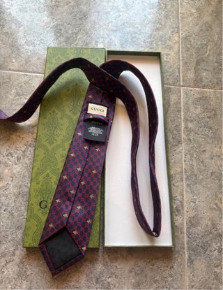 Corbata Gucci Azul y Roja con hologramas de Abejas