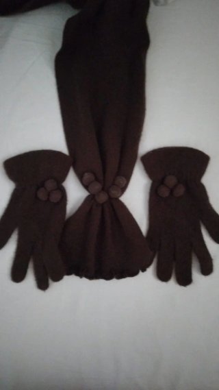 Conjunto bufanda y guantes marrón
