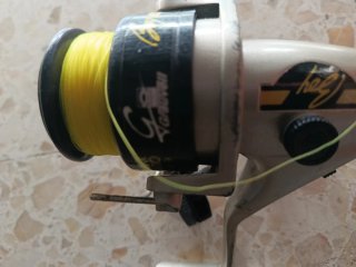 Carrete de pesca con sedal amarillo