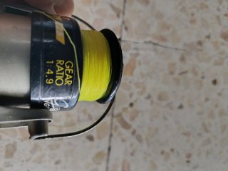 Carrete de pesca con sedal amarillo