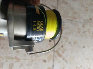Carrete de pesca con sedal amarillo