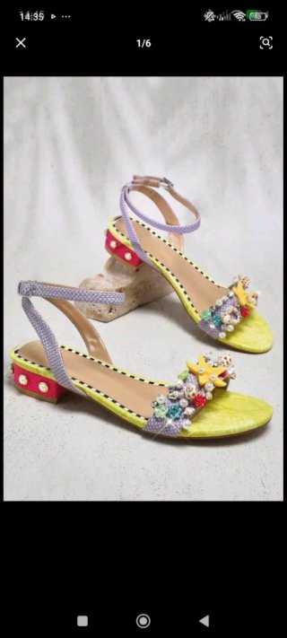 Sandalias con pedrería y tacón bajo