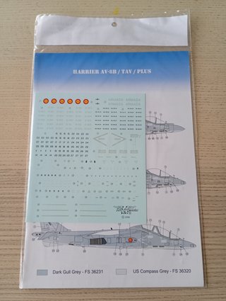 HARRIER II AV-8B PLUS + CALCAS ESPAÑOLAS 1/72