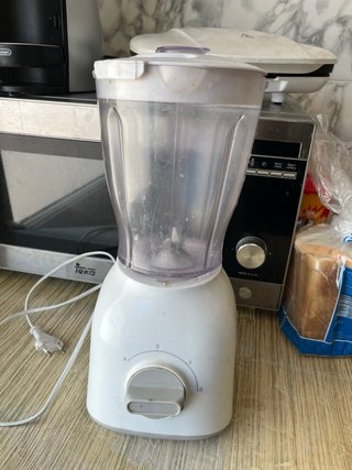 Licuadora blanca con vaso transparente