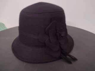 Sombrero negro con flor