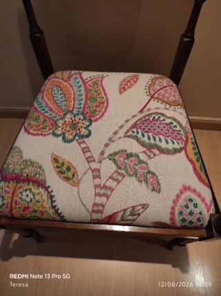 Sillón madera y ratán tapizado nuevo.